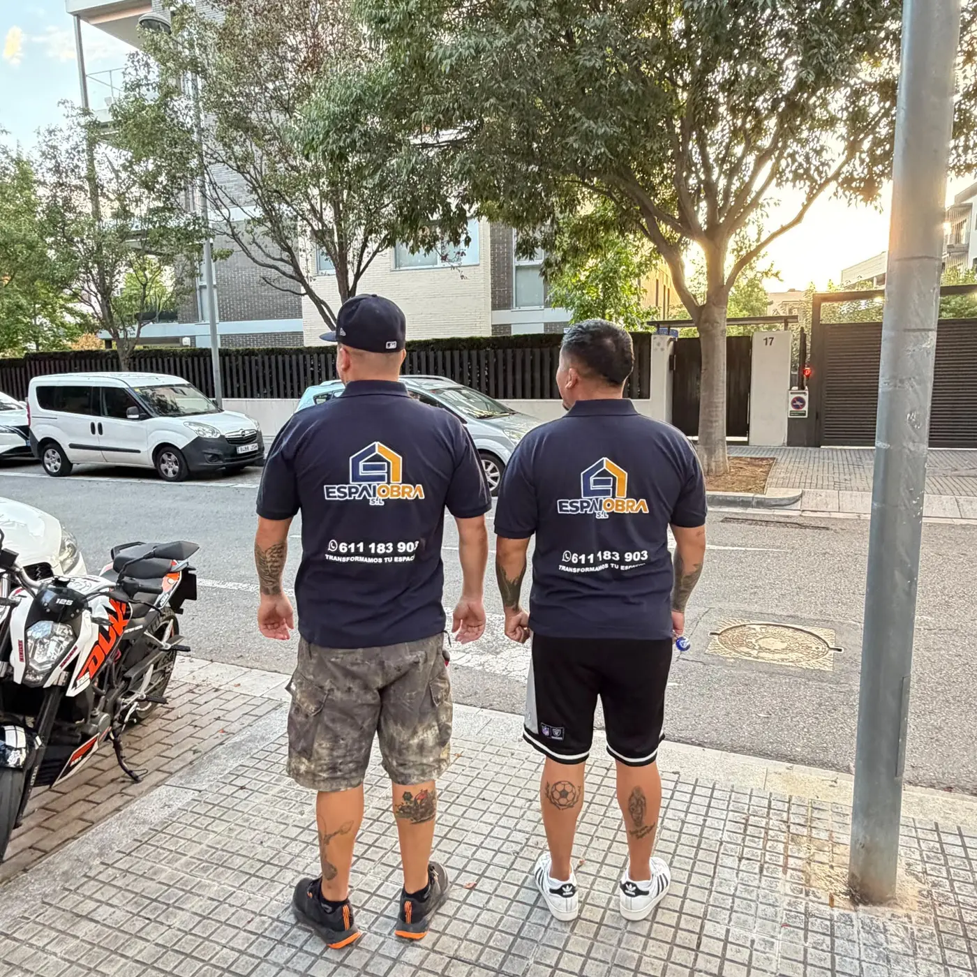 Equipo de EspaiObra con uniforme corporativo